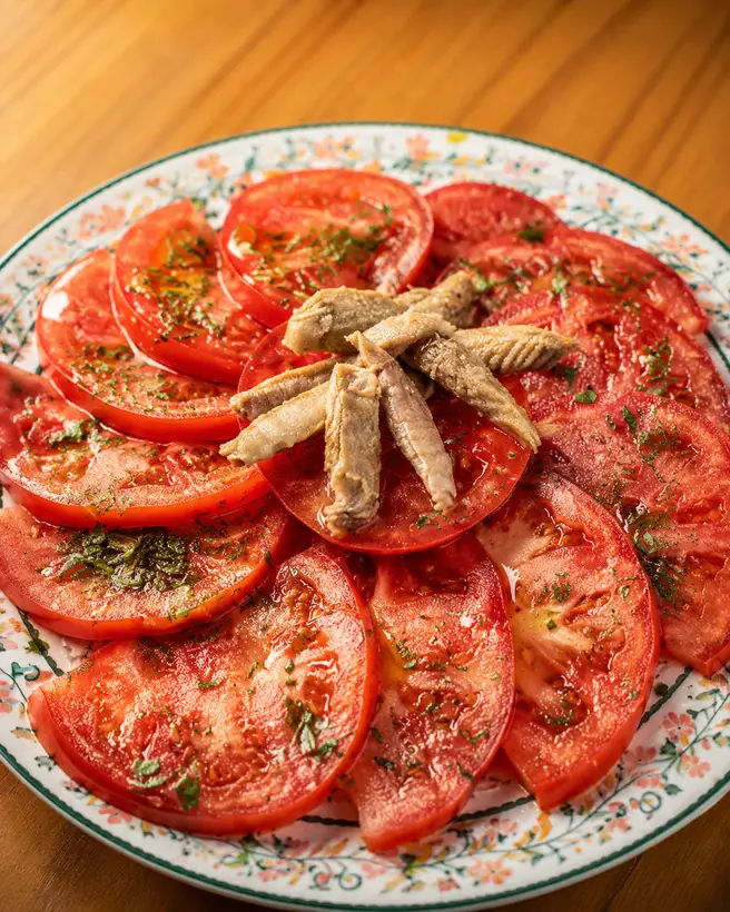 Tomate aliñado con caballa en Bodeguita La Mantilla, Punta Umbría